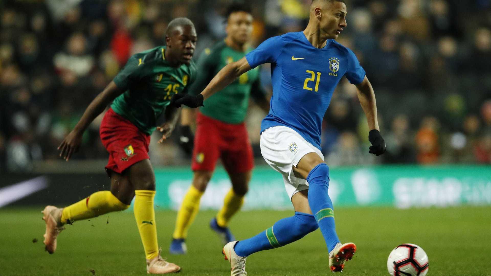 Sem convencer, seleção fecha ano com 100% de aproveitamento pós-copa