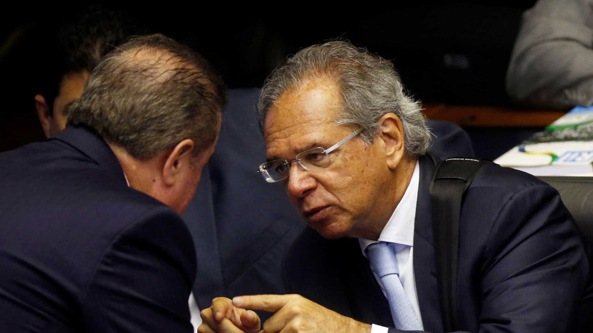 Paulo Guedes quer restringir reajuste a servidor