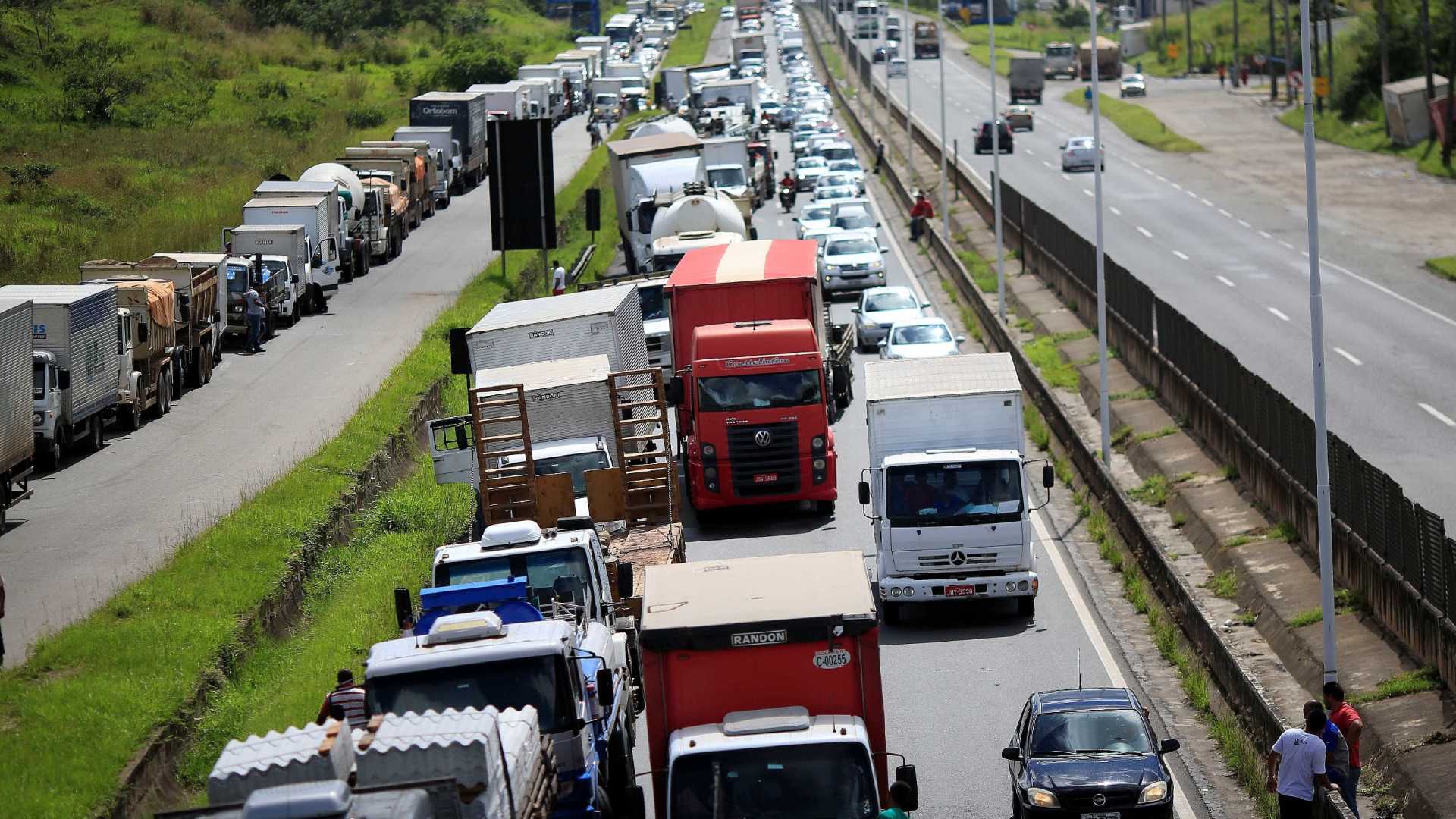 Cortes em financiamento ameaçam exportação de caminhões e tratores