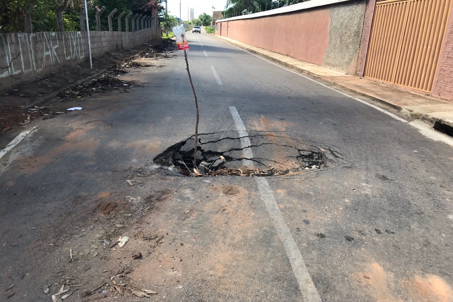 Moradores sinalizam buracos com paus e galhos nas ruas de Juazeiro do Norte-CE