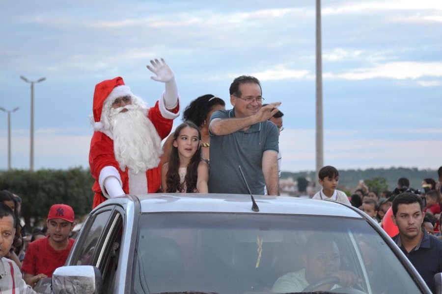 Papai Noel chega à Encosta do Seminário e traz muita alegria e festa para a criançada