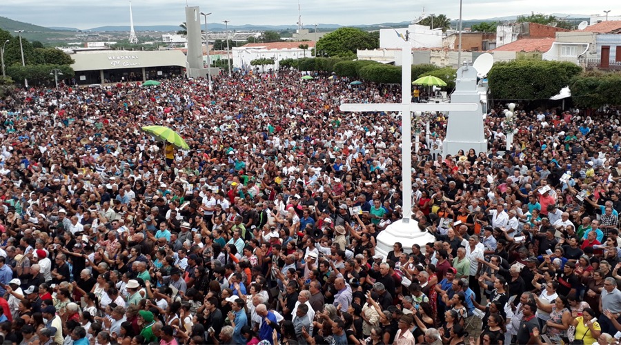 Última missa do Padre Cicero em 2018 com presença maciça de romeiros
