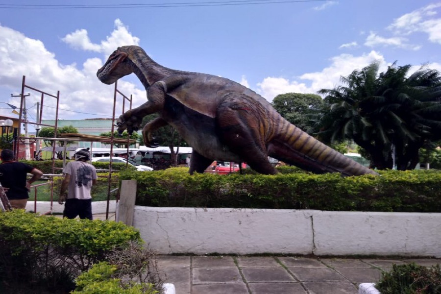 Primeira praça temática de Santana do Cariri recebe réplicas de dinossauros
