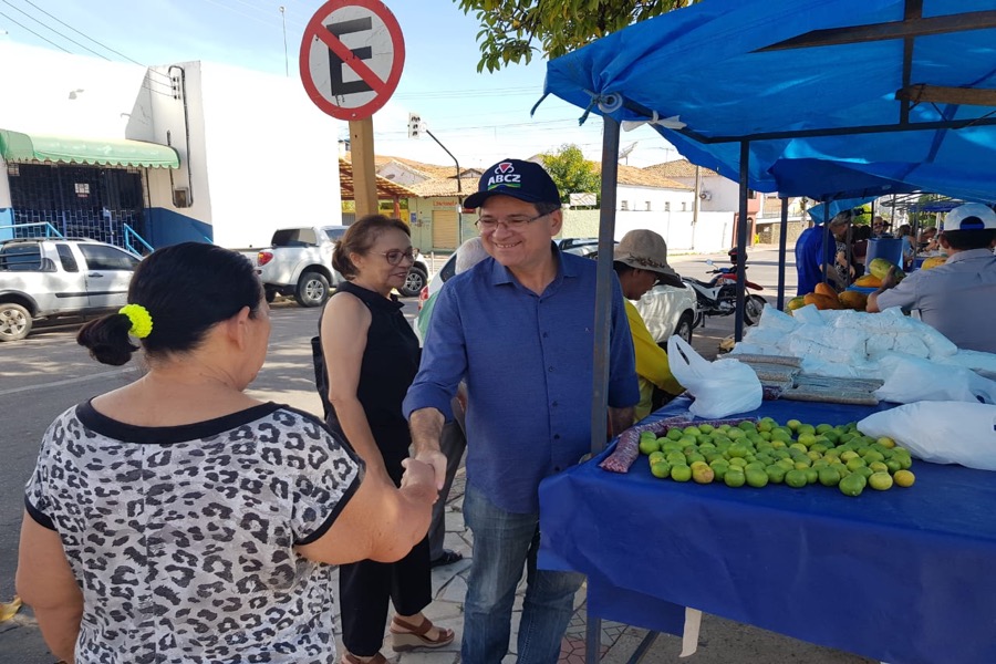 Prefeito de Crato-CE visita feira da agricultura e obras pelo município