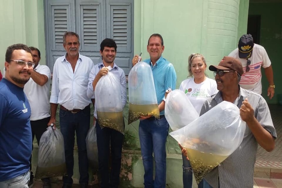 AÇUDES EM MAURITI  RECEBEM CARGAS DE ALEVINOS