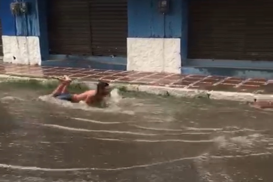Internauta flagra homem tomando banho em poça d’ água na cidade de Juazeiro do Norte-CE
