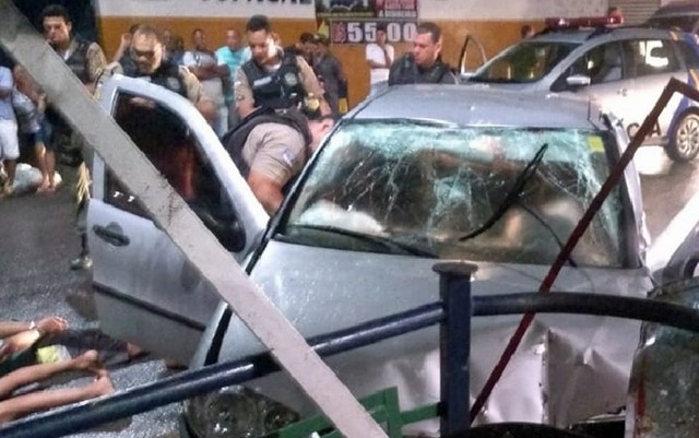 Suspeitos de assaltos são presos após baterem carro durante fuga no Grande Recife