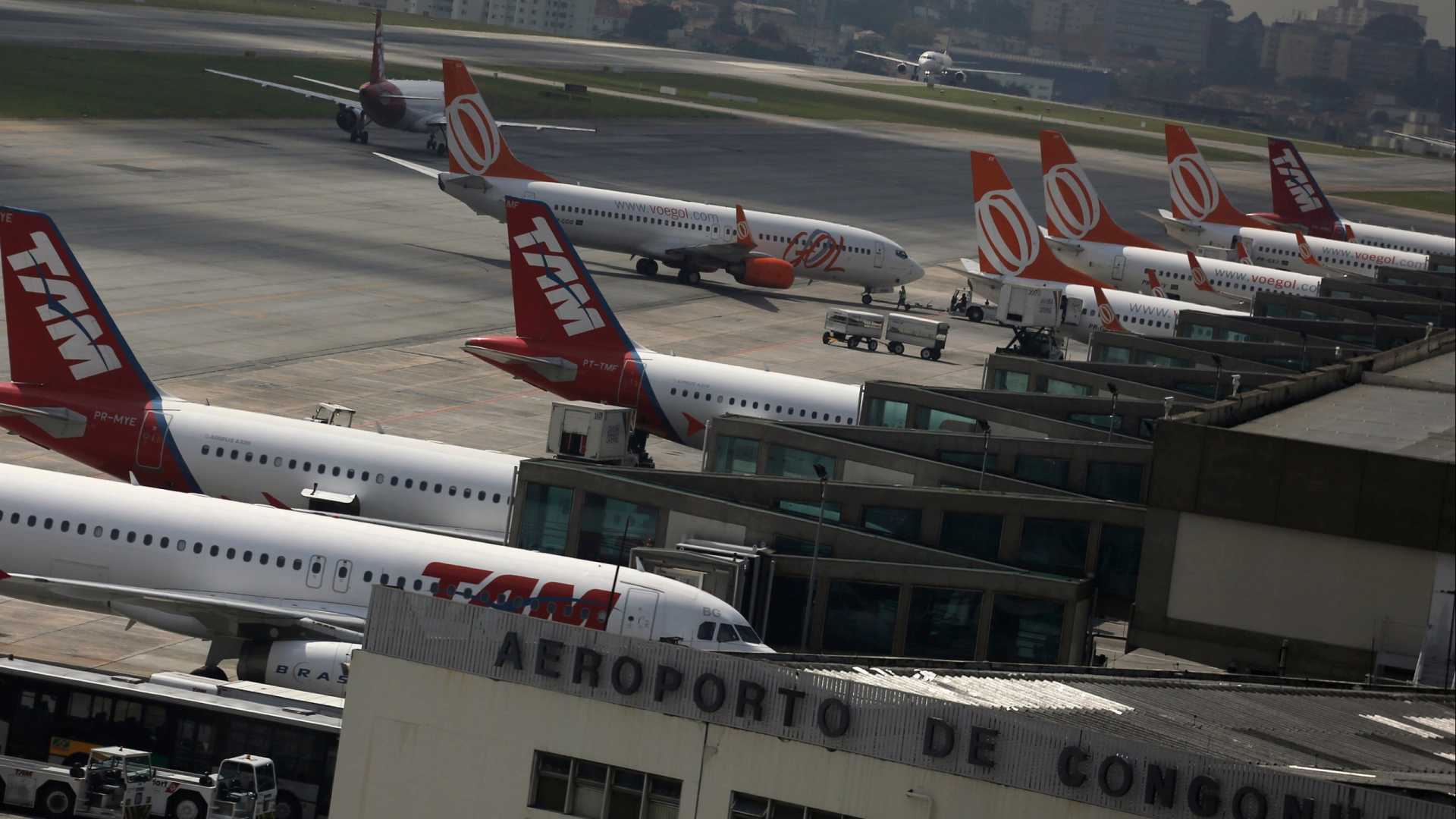 Chuva causa alagamento em SP e cancelamento de voos em Congonhas