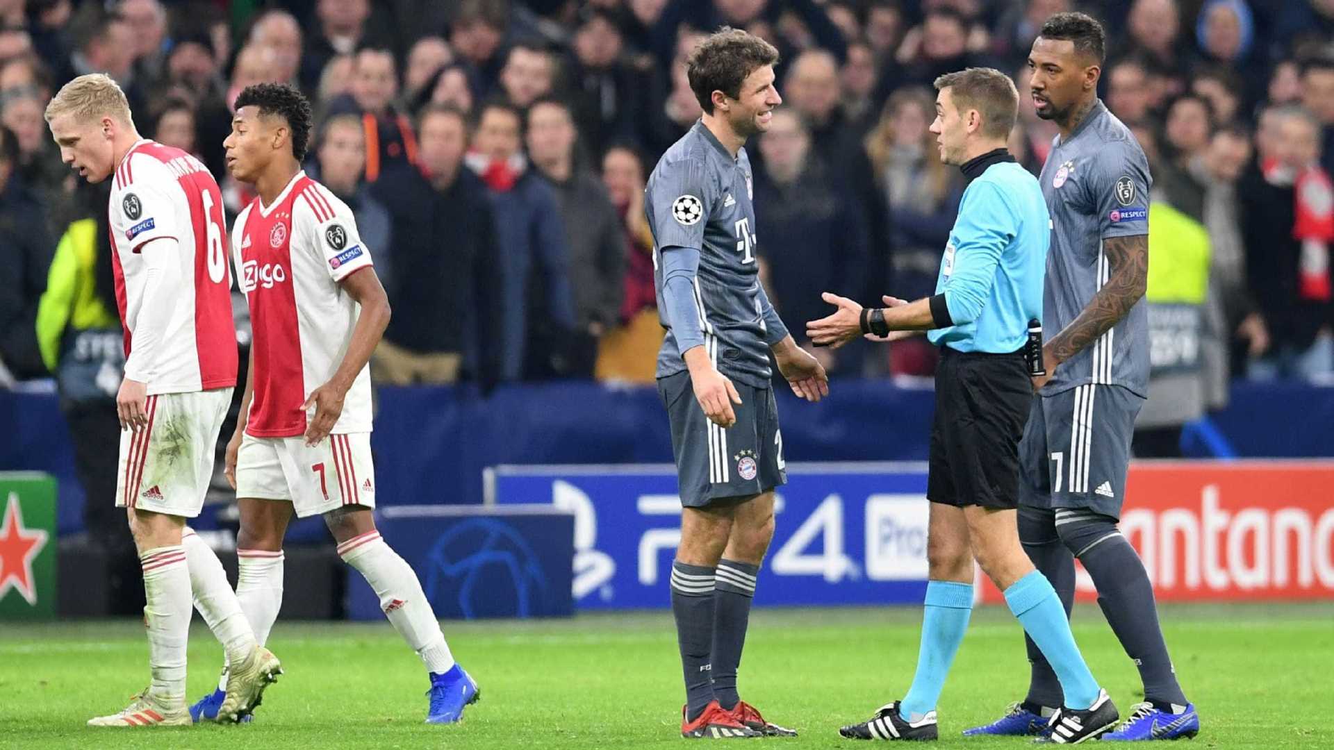 Em jogo com ‘voadora’ de Müller, Bayern e Ajax empatam na Holanda