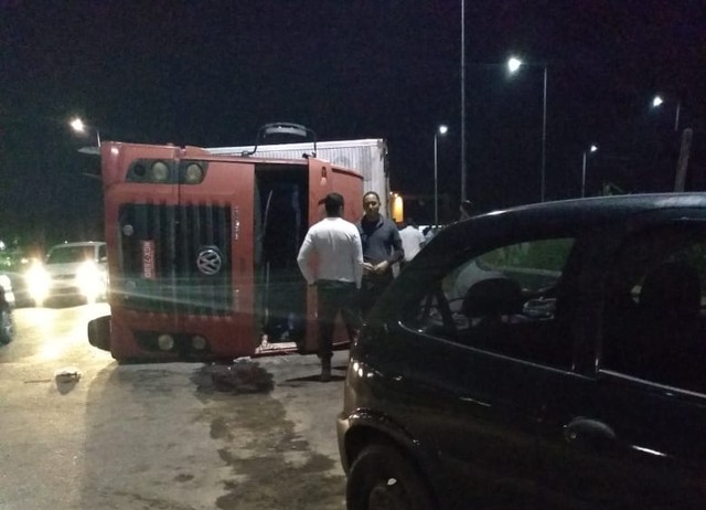 Carreta com 22 toneladas de carga tomba na BR-101, no Grande Recife