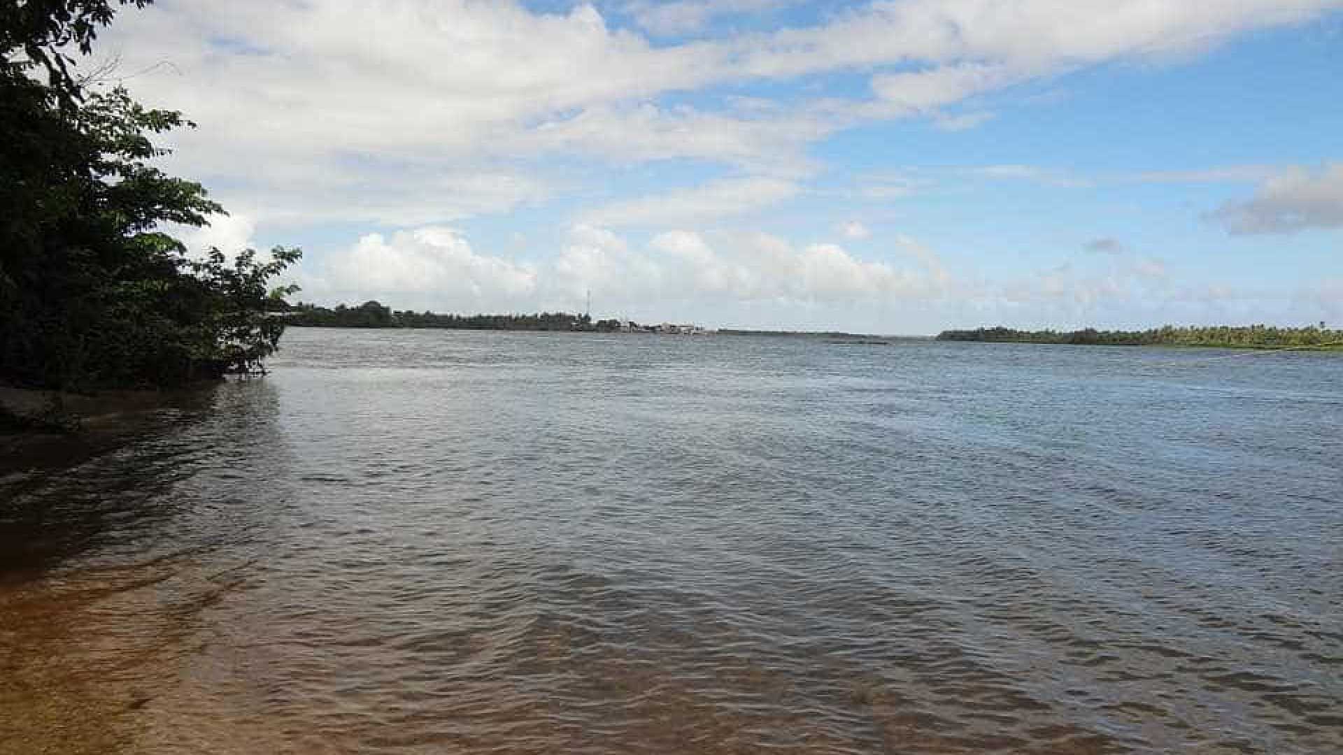 Barco vira no Rio São Francisco e deixa morto e desaparecidos na Bahia