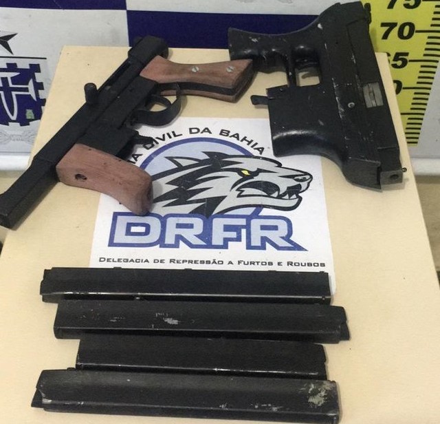 Mulher é presa com duas metralhadoras e quatro carregadores de armas dentro de bolsa na Bahia