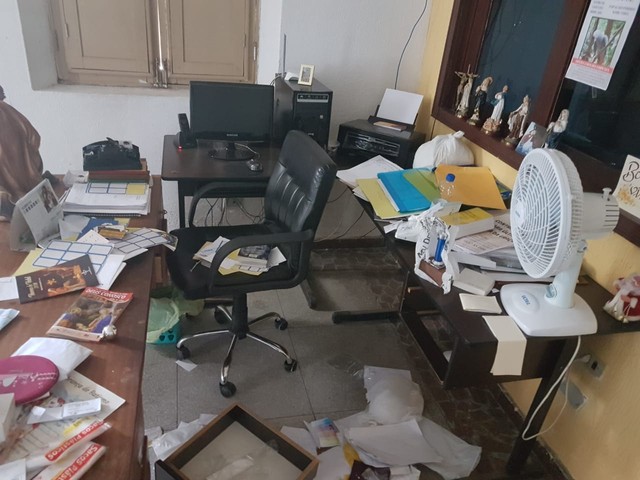 Assaltantes arrombam igreja e levam presentes de Natal e cartas de crianças no Recife