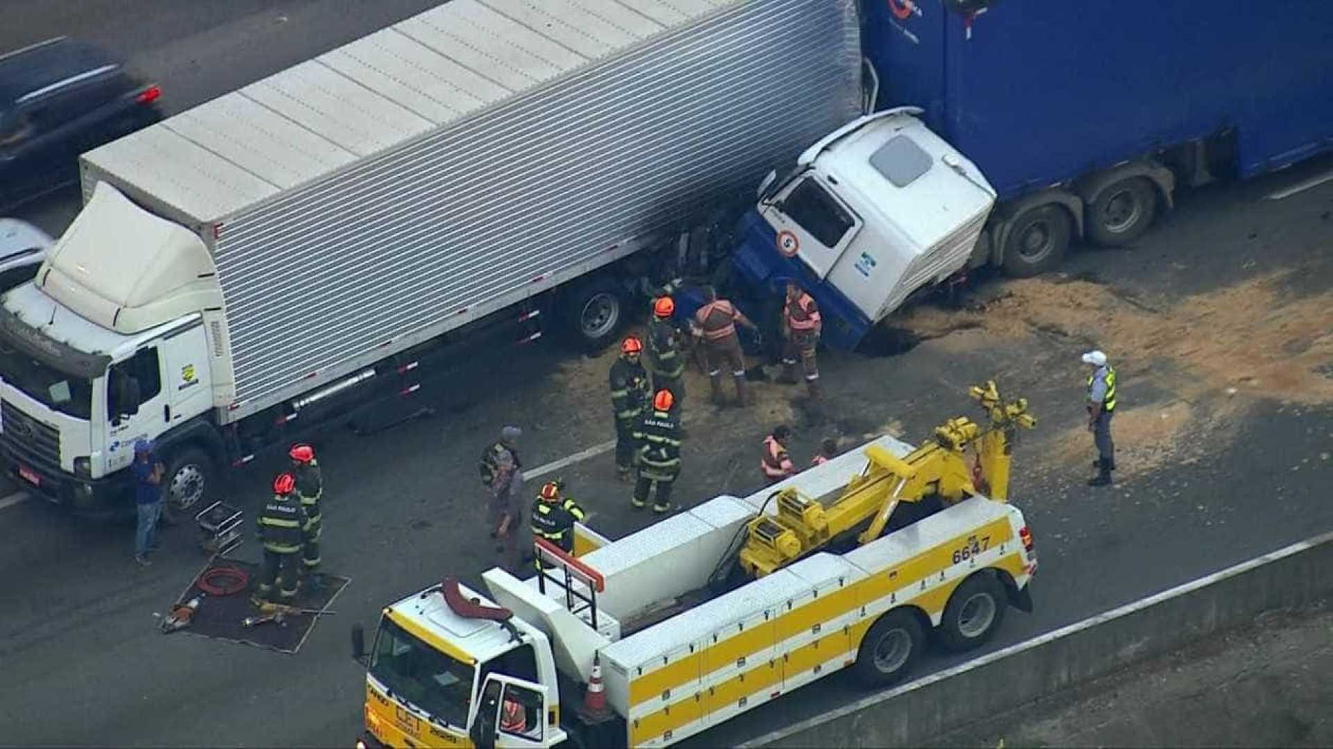 Acidente deixa ferido e interdita pista expressa da Marginal Tietê