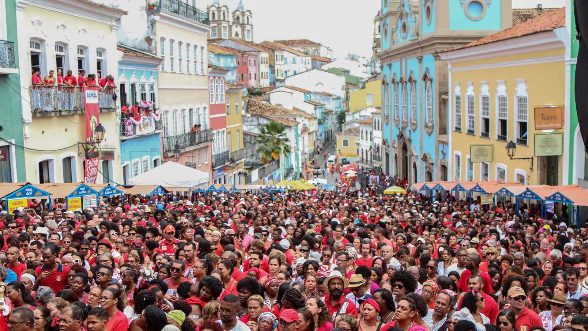 Multidão invade ruas de Salvador em festa de Santa Bárbara
