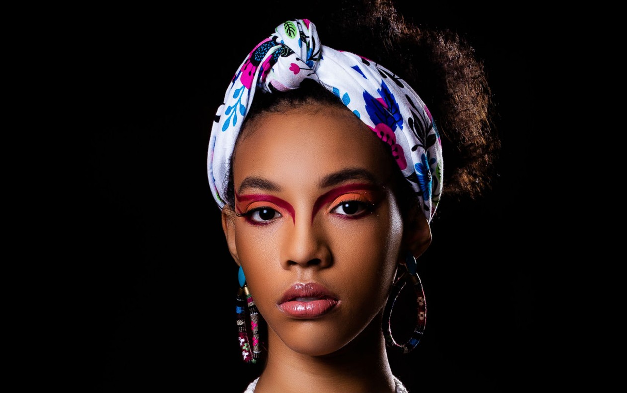 Após sofrer racismo na infância, adolescente supera preconceito com sessão de fotos: ‘Agora me sinto bem’
