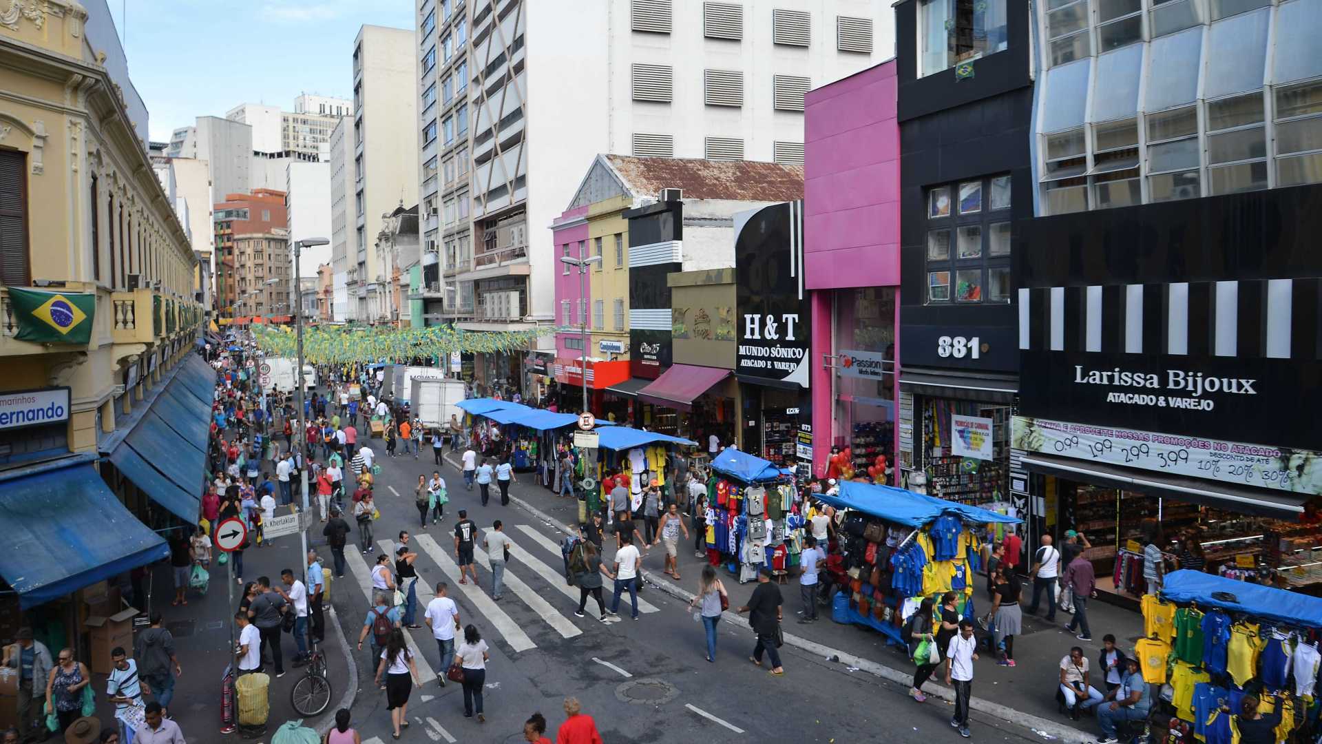 Armas de brinquedo fazem sucesso no comércio de SP às vésperas do Natal
