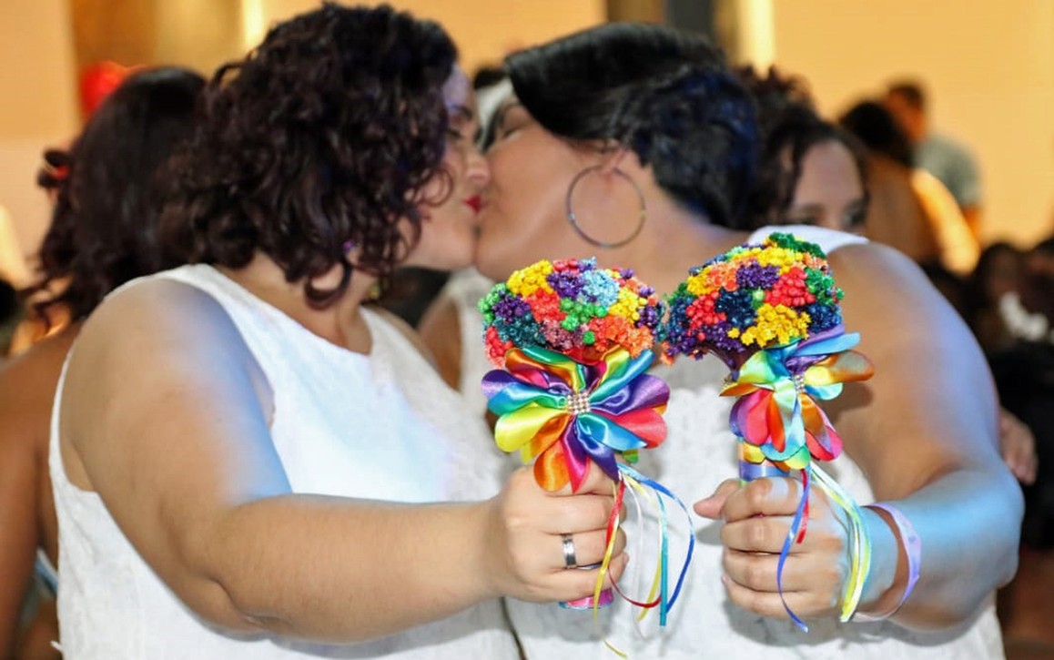 Casamento coletivo feito com a ajuda de voluntários reúne 46 casais LGBT no Recife
