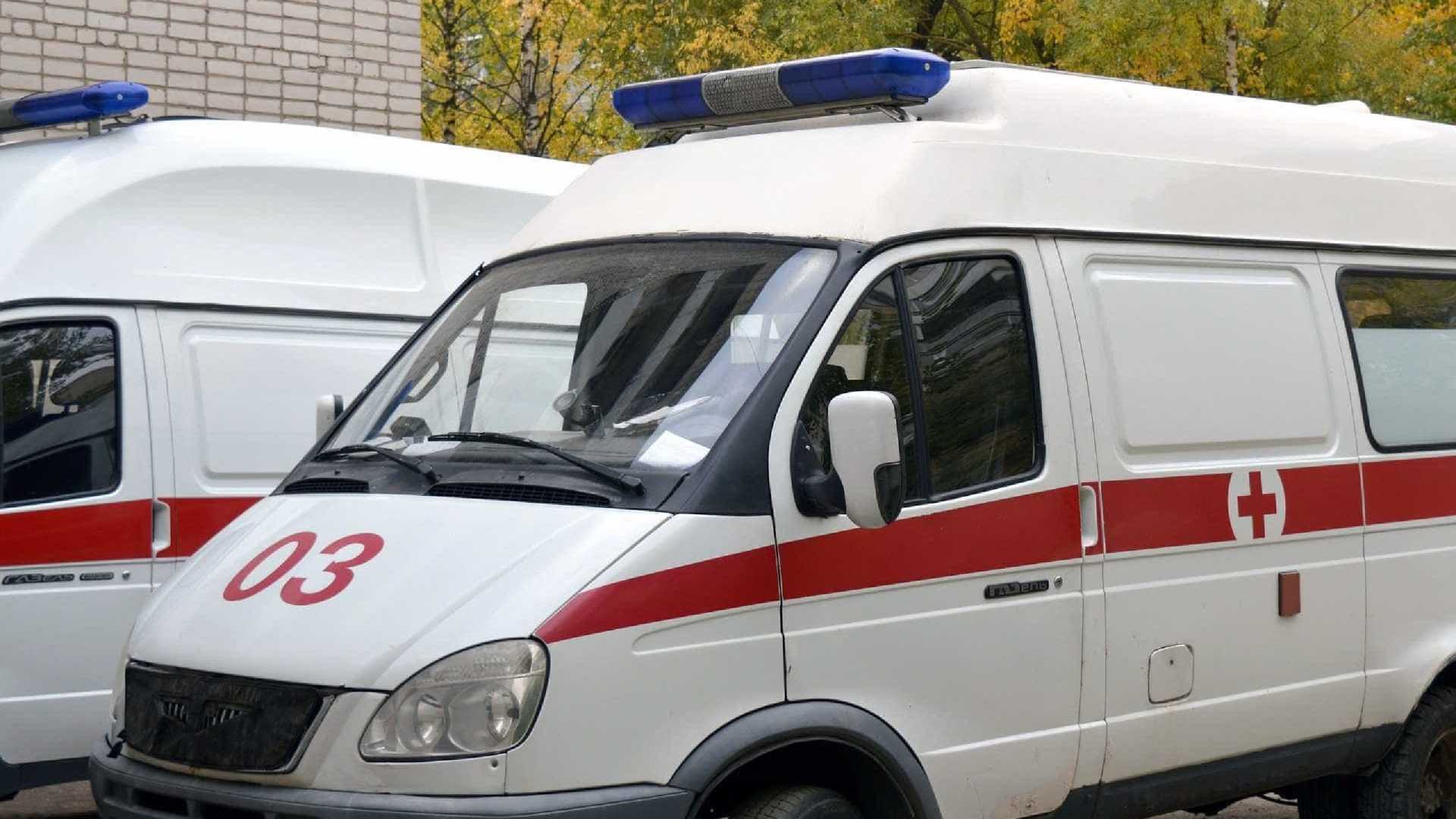 Piloto bate carro em árvore e jovem morre em condomínio de luxo em SP