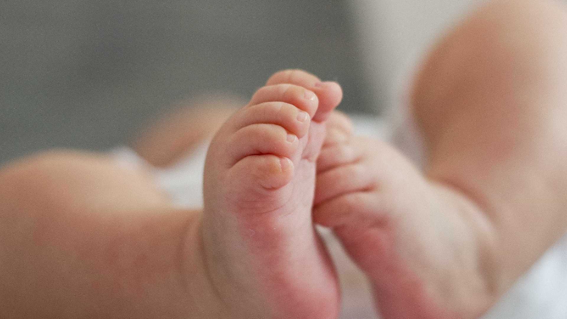 Bebê de grávida que caiu de sacada em São Vicente passa bem