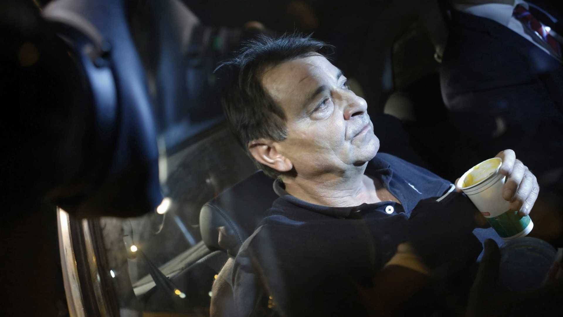 Battisti falava em buscar abrigo em embaixada, afirma mãe de seu filho