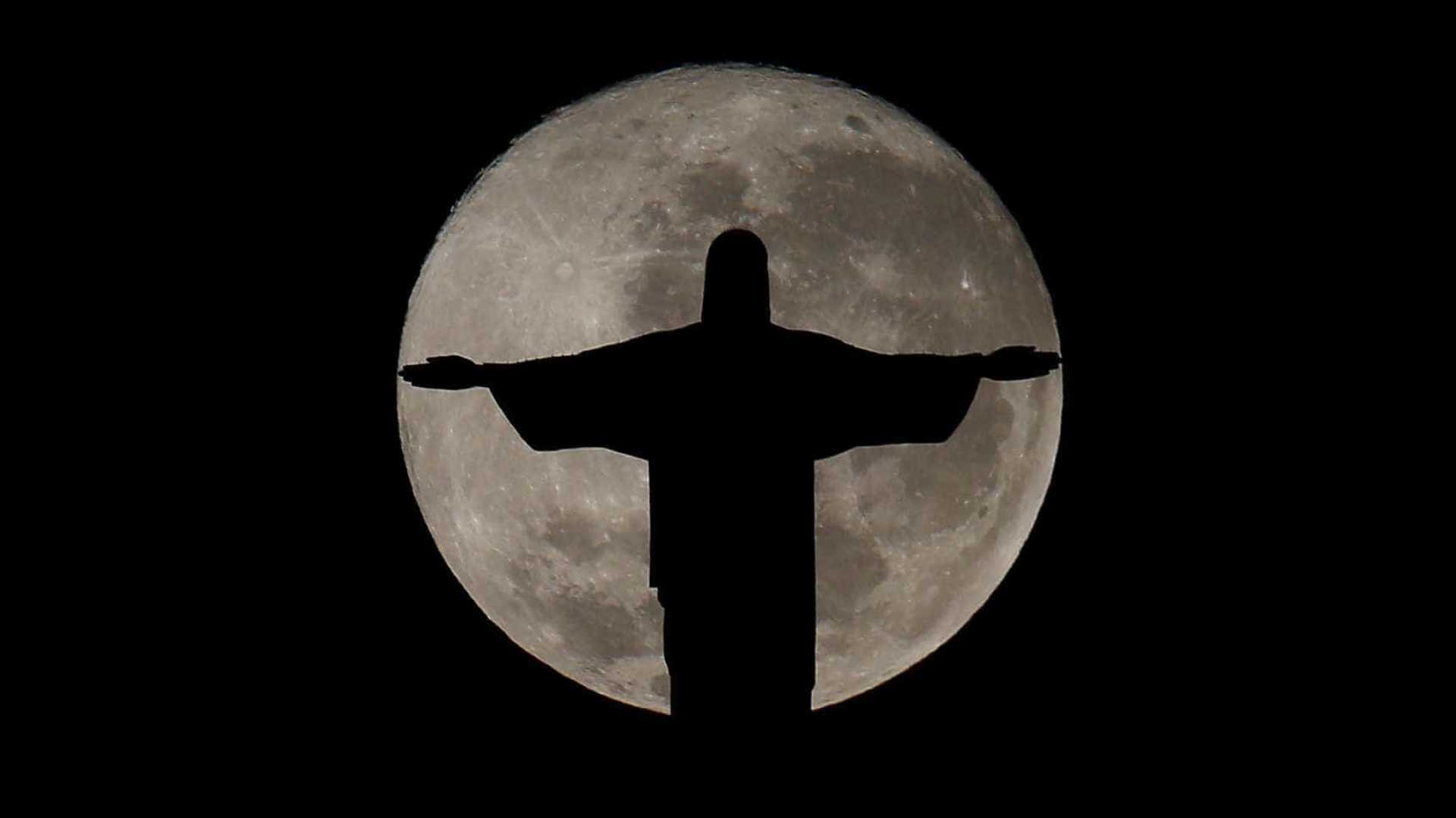 Falha deixa Cristo Redentor às escuras na noite deste domingo