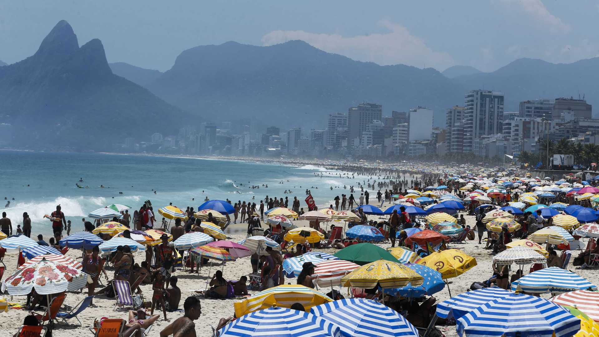Cariocas aproveitam a praia no primeiro fim de semana do verão