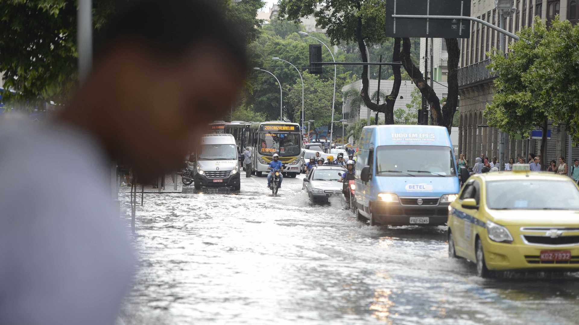 Rio de Janeiro é atingido por chuva forte e entra em estado de atenção