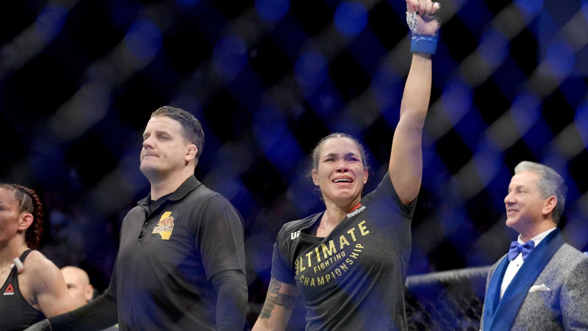 Amanda Nunes nocauteia Cyborg e faz história no UFC