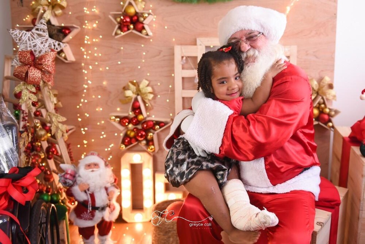 Menina baiana com ‘ossos de vidro’ ganha cadeira de rodas de presente, um ano após escrever carta para Papai Noel