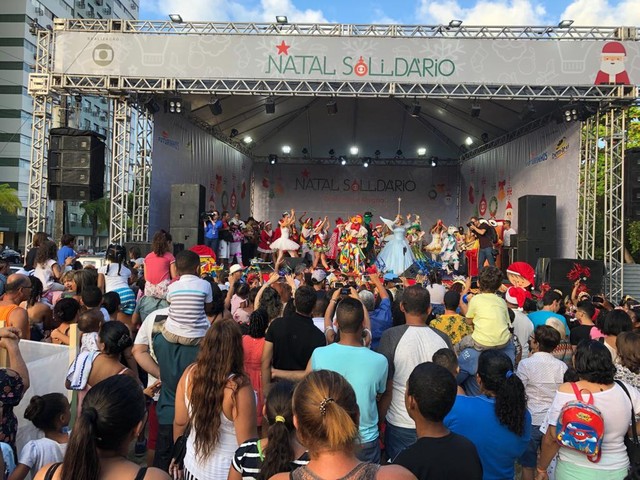 Chegada do Papai Noel encanta crianças em frente à árvore do Natal Solidário, no Recife