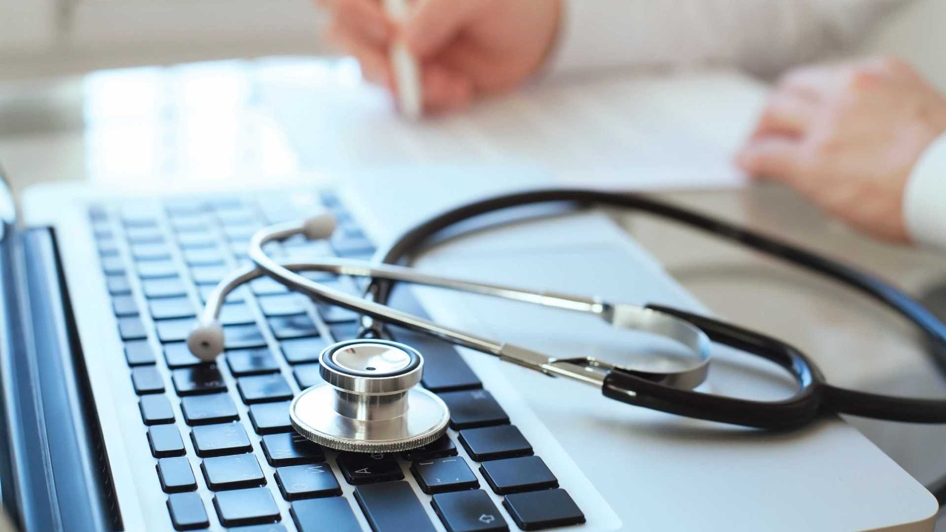 Saúde da Família sofre após fim do Mais MédicosPrograma de Saúde da Família (PSF), criado em 1994 para ser a porta de entrada no atendimento pelo Sistema Único de Saúde (SUS), sofre com o congelamento de repasses federais há 11 anos, além da saída recente de médicos cubanos.