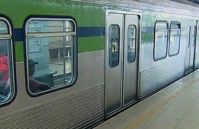 Linha Sul do Metrô do Recife é paralisada após manifestantes atearem fogo a pneus nos trilhos