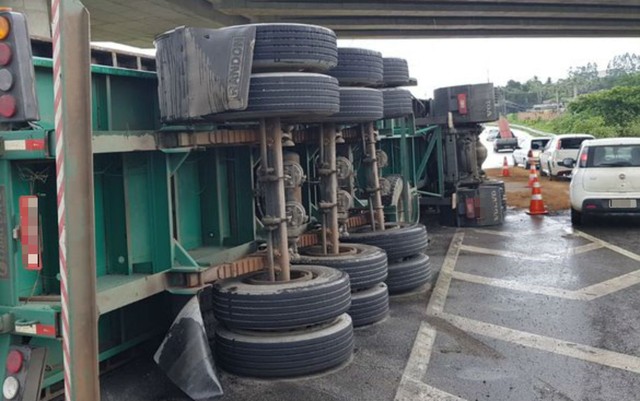 Caminhão tomba na BR 324 e causa engarrafamento de 5 km entre Salvador e Feira de Santana