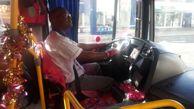 Motorista de ônibus investe na criatividade e personaliza coletivo com decoração e acessórios rosas