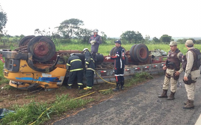 Motorista de caminhão morre após veículo tombar em batida envolvendo outros dois carros na BA; 4 ficaram feridos
