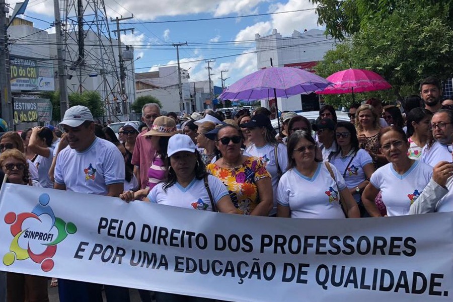 Em Iguatu, professores protestam por reajuste e educação de qualidade