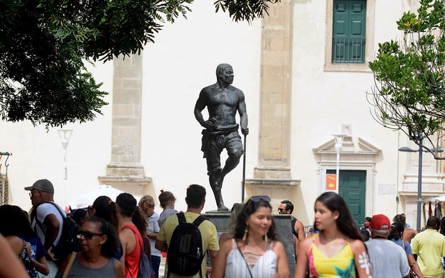 Parte de lança da estátua de Zumbi dos Palmares é roubada no Centro Histórico de Salvador