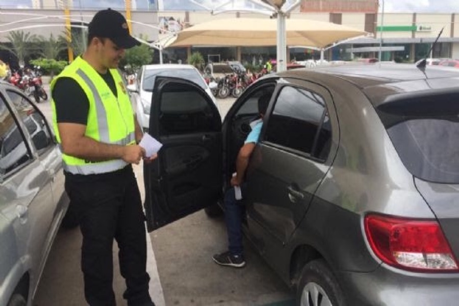 Demutran de Juazeiro do Norte realiza ações educativas em estacionamentos de supermercados