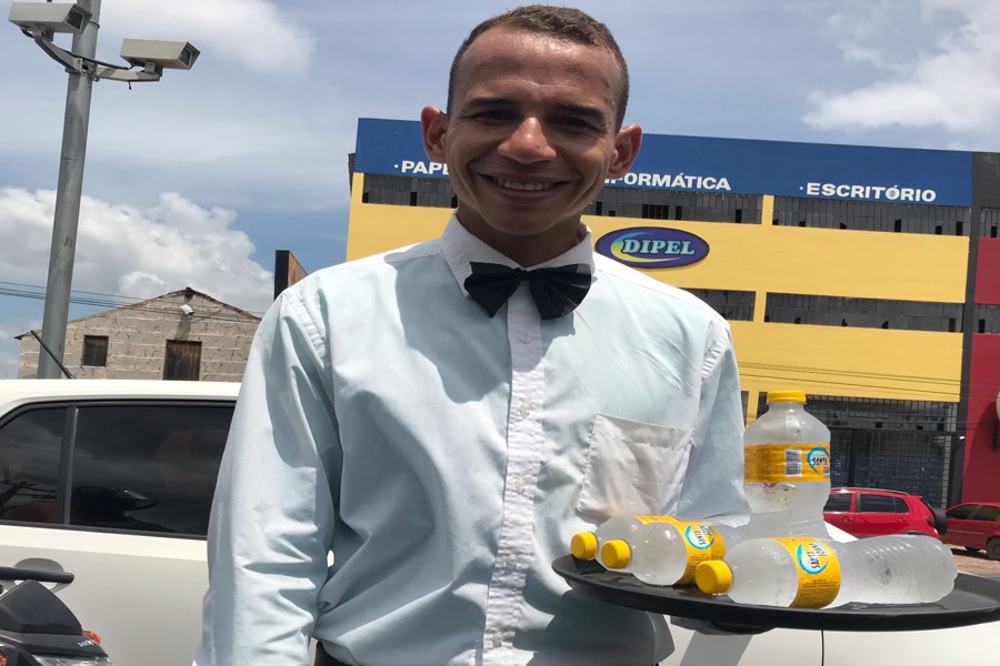 Everton conquista clientes ao usar roupa de garçom para vender água em semáforo de Juazeiro do Norte-CE