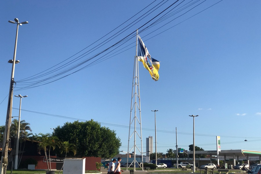Bandeira do Município de Juazeiro do Norte está rasgada e permanece hasteada em praça pública