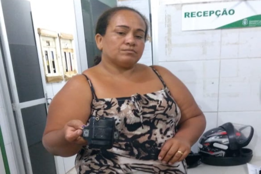 Polícia realiza revista em bar e encontra mulher com mandado de prisão e tornozeleira eletrônica escondida no telhado em  Juazeiro do Norte-CE