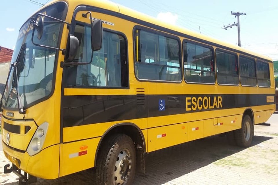 Prefeitura de Mauriti recebe novo ônibus para transporte escolar
