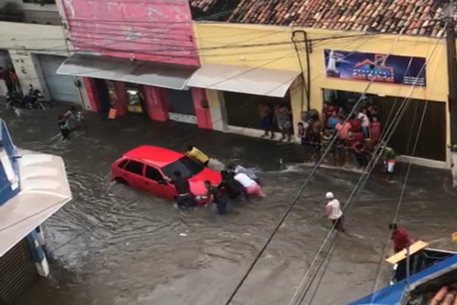 Chuva provoca alagamentos e prejudica motoristas em Juazeiro do Norte veja o Vídeo
