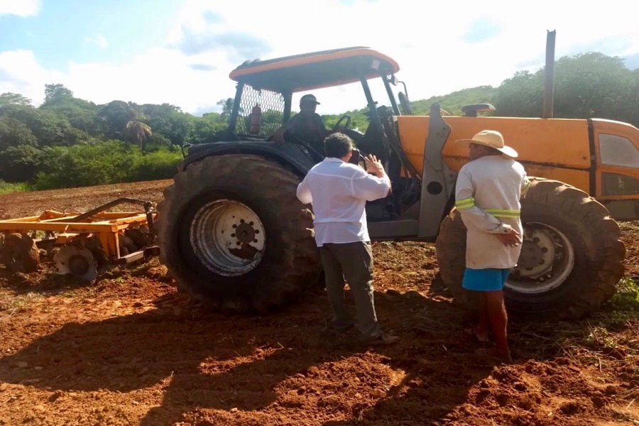 Secretaria de Desenvolvimento Agrário dá continuidade ao Programa de Aração de Terras em Crato