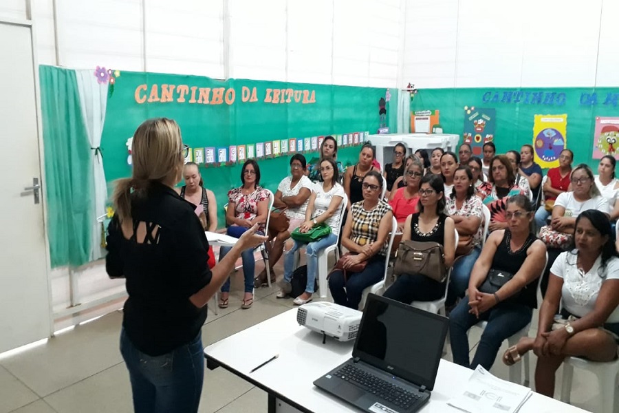 Preparadoras da Merenda Escolar passam por capacitação em Assaré.