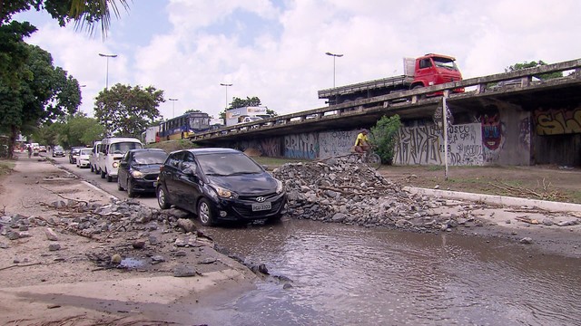 Paralisadas, obras de restauração da BR-101 causam transtornos e engarrafamentos no Recife