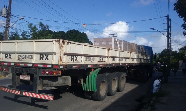 Idoso morre após ser atropelado por carreta enquanto pedalava no Recife