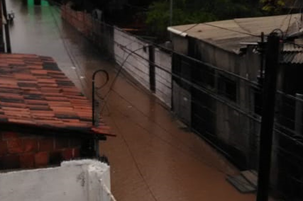 Por causa da chuva, Recife suspende atividades e ruas ficam alagadas na Região Metropolitana