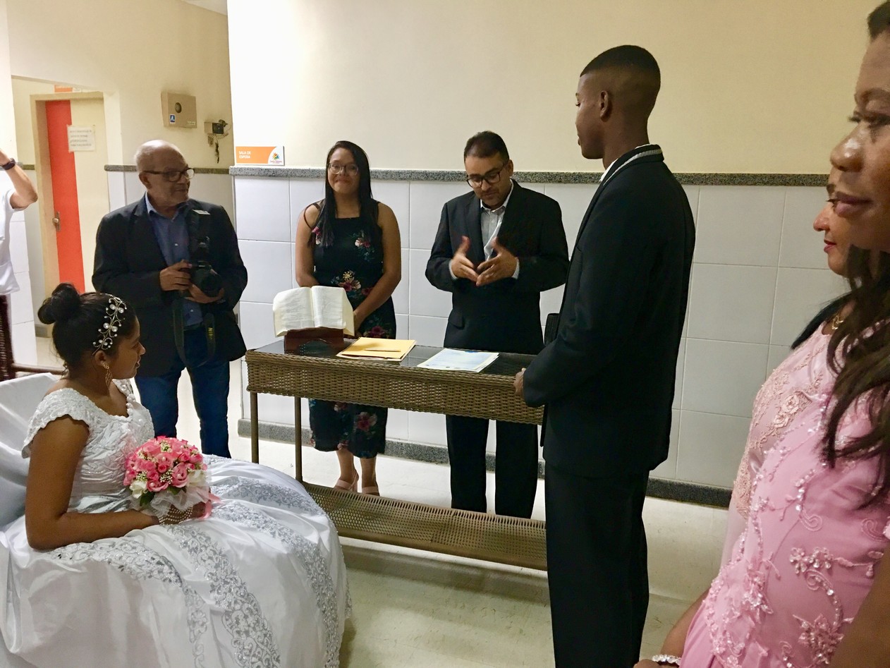 Jovem de 16 anos casa em hospital na BA 1h30 após dar à luz, e bebê acompanha cerimônia: ‘Realizei dois sonhos’